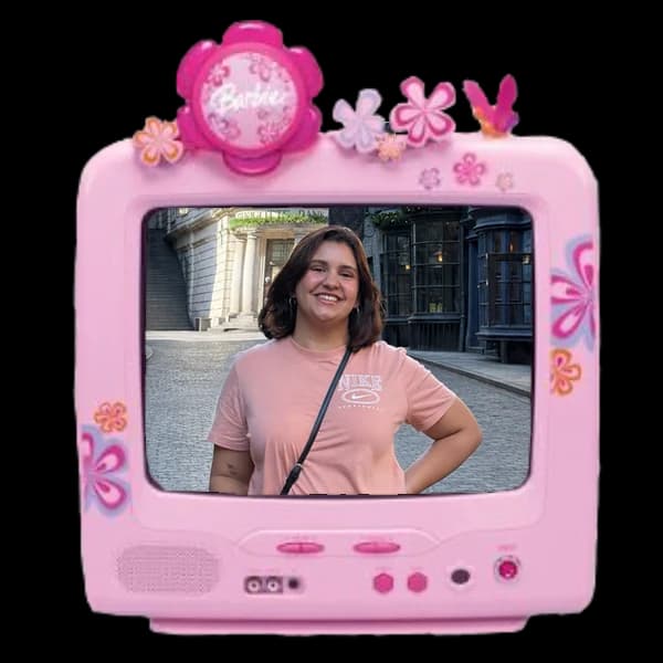 TV retrô cor-de-rosa exibindo uma foto de Thamires passeando em um parque temático